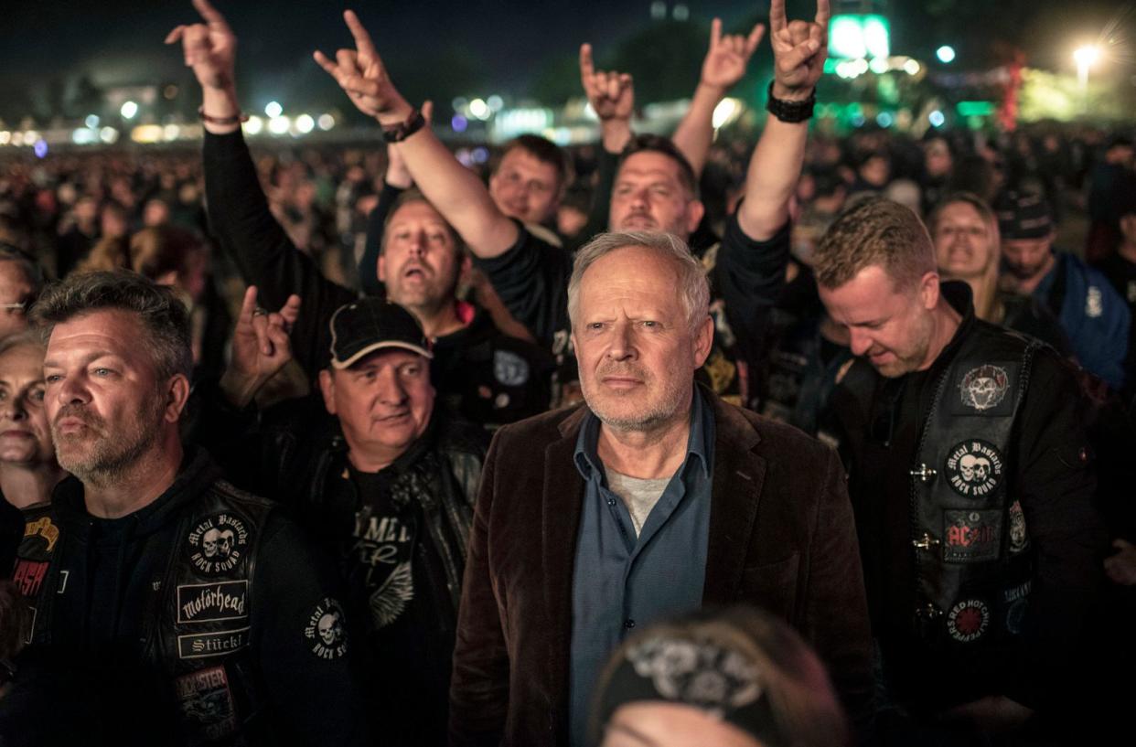 Klaus Borowski (Axel Milberg) im Metal-Glück? Der Kieler Ermittler gönnt sich nach Abschluss seines Falles ein Konzert beim frisch eröffneten Wacken-Festival 2022. (Bild: NDR / Thorsten Jander)