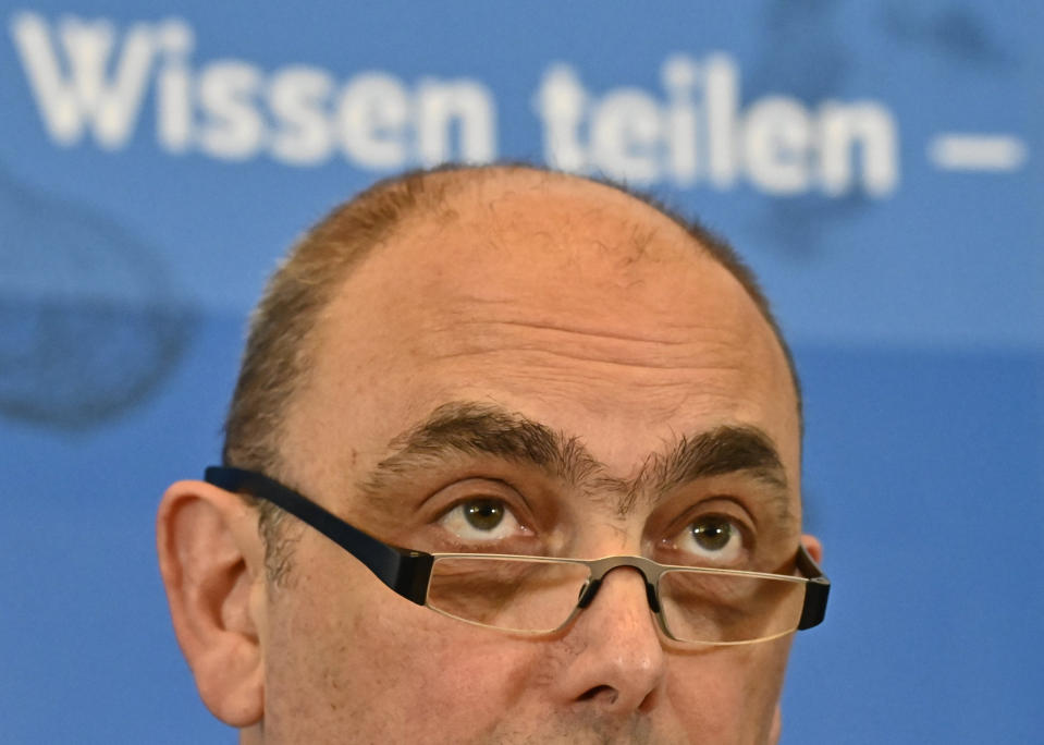 Lars Schaade, Vizepräsident des Robert-Koch-Institutes RKI, erläutert auf einer Pressekonferenz die aktuellen Zahlen und jüngsten Entwicklungen zur Corona-Krise. Foto: Tobias Schwarz / AFP / POOL / dpa