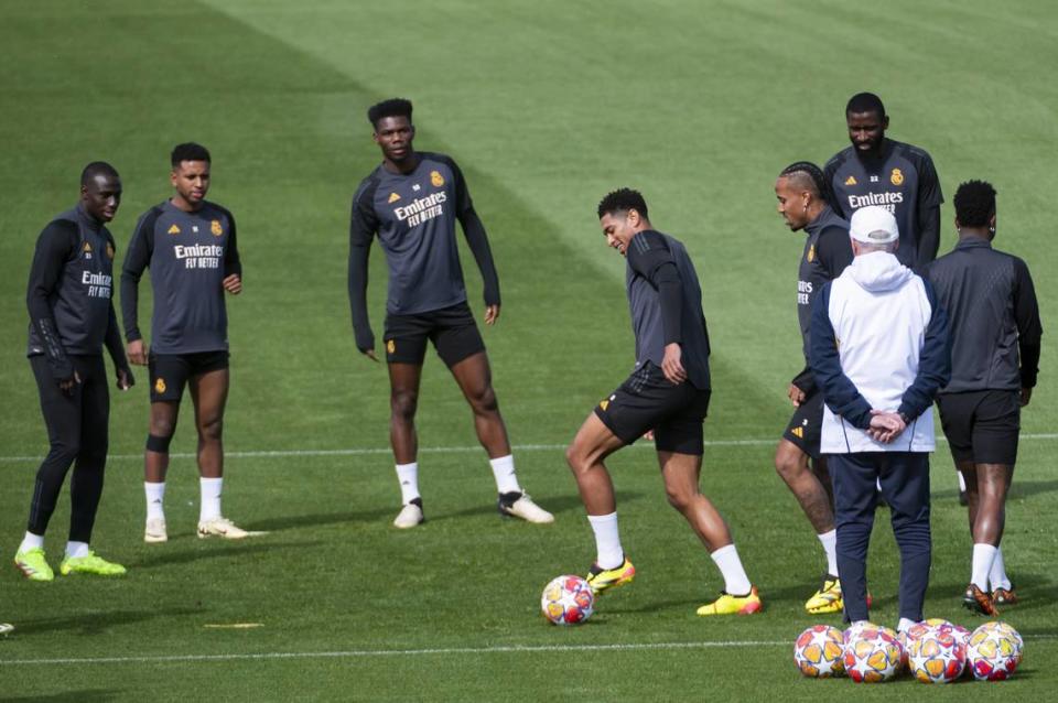 El delantero del Real Madrid Jude Bellingham (centro) participa con sus compañeros de equipo en un entrenamiento, previo al partido de ida de cuartos de final ante el Manchester City en la Liga de Campeones.