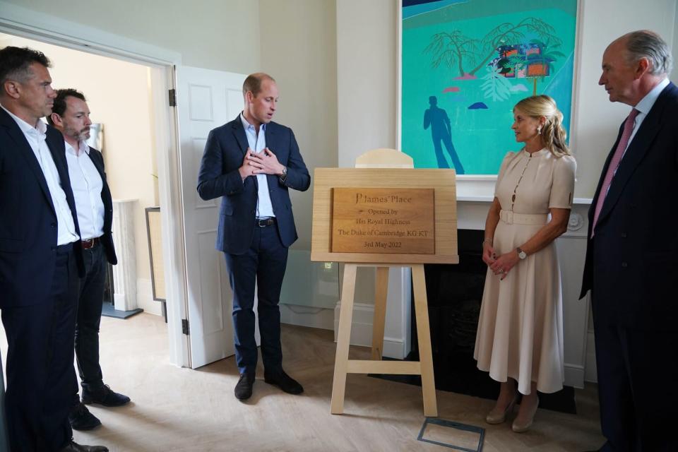 LONDON, ENGLAND - MAY 03: Prince William, Duke of Cambridge unveils a plaque during a visit to the new London centre of James&#39; Place to learn more about the charity&#39;s work to save the lives of men experiencing a suicidal crisis, on May 3, 2022 in London, England. (Photo Yui Mok - WPA Pool/Getty Images)