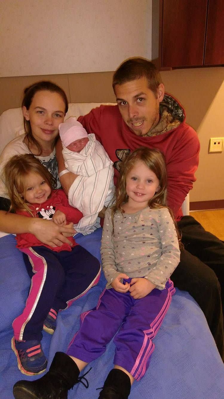 Alicia Thompson et Christopher Lapoint avec leurs deux fillettes et la dernière-née. (Photo publiée avec l’aimable permission d’Alicia Thompson)