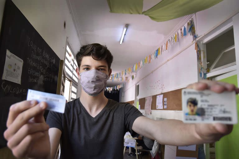 Un joven que votó en 2021; este año, solo en la provincia de Buenos Aires, habrá más de 680.000 que lo harán por primera vez
