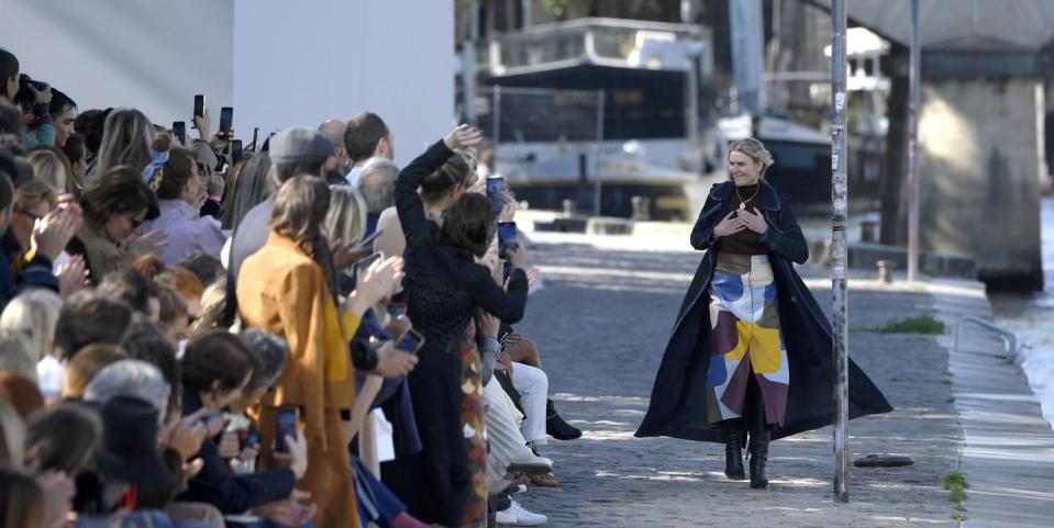 paris, france september 30 editorial use only for non editorial use please seek approval from fashion house designer gabriela hearst acknowledges the audience during the chloe womenswear springsummer 2022 show as part of paris fashion week on september 30, 2021 in paris, france photo by kristy sparowgetty images