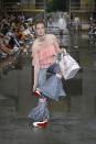 <p>Der unebene und nasse Runway war nicht die einzige Herausforderung für Marinas Models im Humboldtforum in Berlin. Auch die Killer-Heels wurden manchmal zum Problem… (Bild: Getty Images) </p>