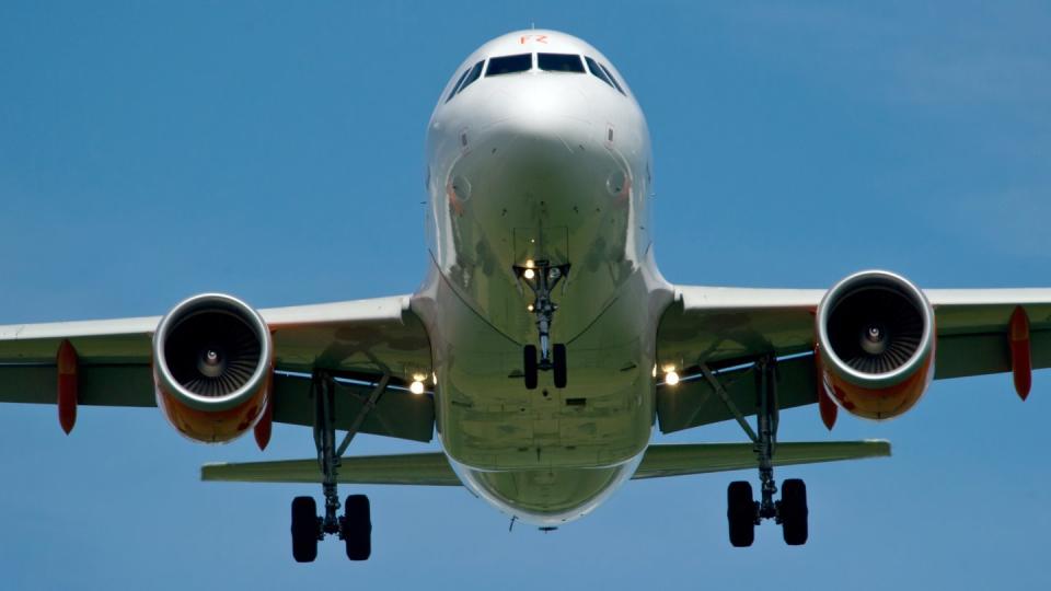 Ein Flugzeug setzt zur Landung an: Gefährliche Laserattacken auf Piloten haben an vielen deutschen Flughäfen abgenommen. Foto: Sven Hoppe