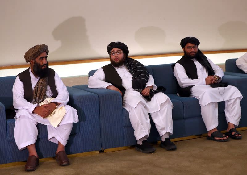 Los miembros de la delegación del Talibán antes de la firma de un acuerdo con EEUU en Doha, Qatar, el 29 de febrero de 2020. REUTERS/Ibraheem al Omari