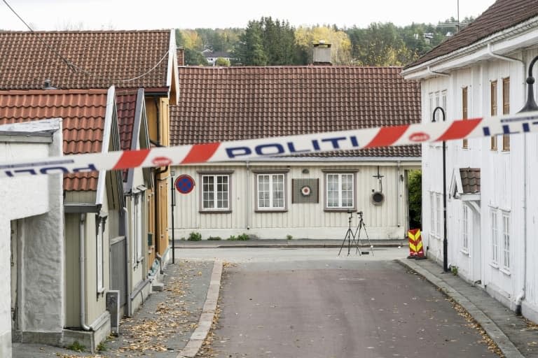 Cordon de police à Kongsberg, en Norvège, le 15 octobre 2021, sur les lieux d'une attaque à l'arc. - Terje Pedersen © 2019 AFP