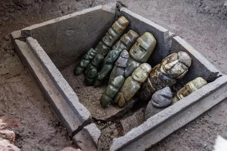 El cofre, hallado dentro de la Zona Arqueológica del Templo Mayor, corresponde a la época de Moctezuma Ilhuicamina