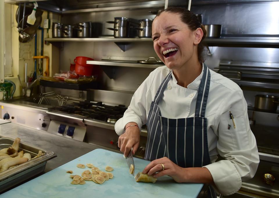 Elena Reygadas en la cocina de su restaurante Rosetta. (Photo credit should read RONALDO SCHEMIDT/AFP via Getty Images)