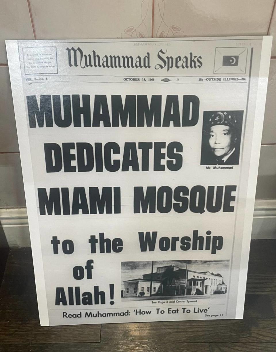 Un cartel de la portada del periódico de la Nación del Islam Muhammad Speaks anunciando la apertura de la mezquita de Miami se exhibe en Masjid Al-Ansar durante la jornada de puertas abiertas del Ramadán, el jueves 6 de abril de 2023. Masjid Al-Ansar es la mezquita más antigua de la Florida.