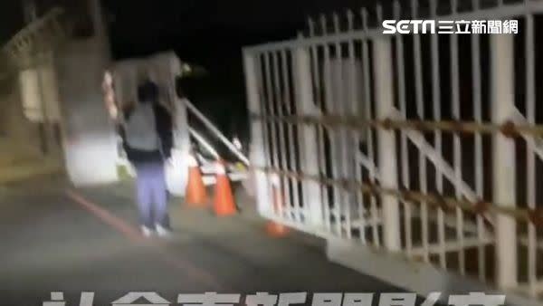 兩名男子一個拍一個跑，裝神弄鬼頻頻慘叫，警方依社維法偵辦。（圖／翻攝社會事新聞影音畫面）