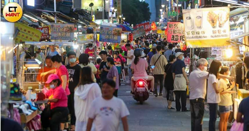 夜市攤販收取三倍券若不願找零，消費者很可能轉往下一個願意找錢的店家。（圖／鄭清元攝）