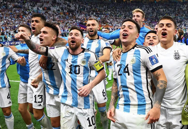 Foto del viernes de los futbolistas Argentina Lionel Messi, Enzo Fernandez y sus compañeros celebrando la clasificación a las semifinales del Mundial