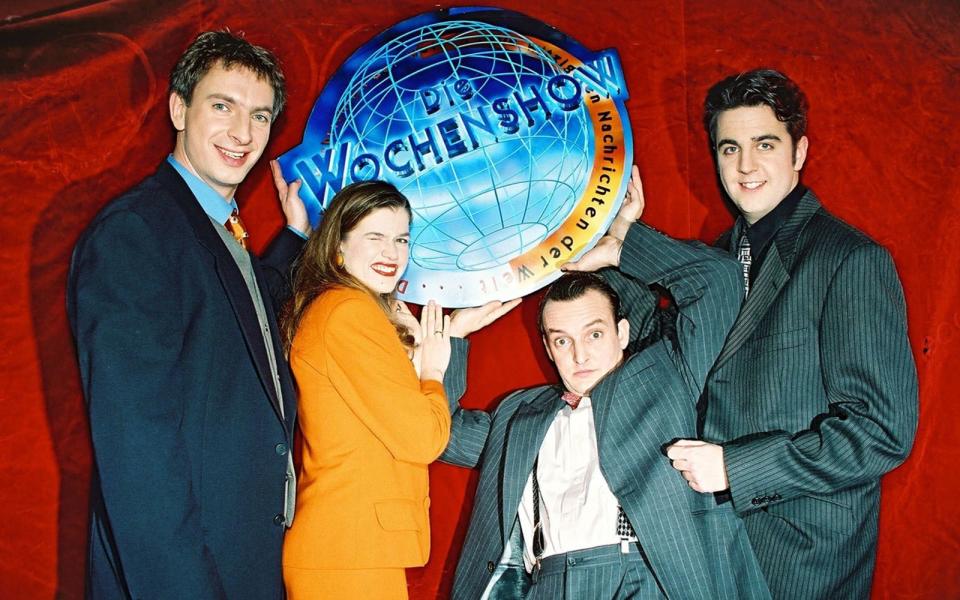 Nach "RTL Samstag Nacht" kam "Die Wochenshow". Von 1996 bis 2002 lief die Sketchshow beim RTL-Konkurrenten SAT.1. Zur Urbesetzung gehörten Ingolf Lück, Anke Engelke, Marco Rima und Bastian Pastewka (von links). (Bild: SAT.1)