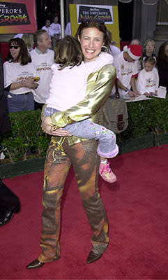 Mimi Rogers hauls child at the Hollywood premiere of Walt Disney's The Emperor's New Groove