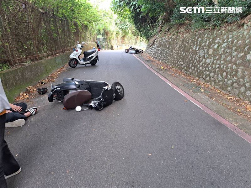 2車雙雙躺在馬路上。（圖／翻攝畫面）