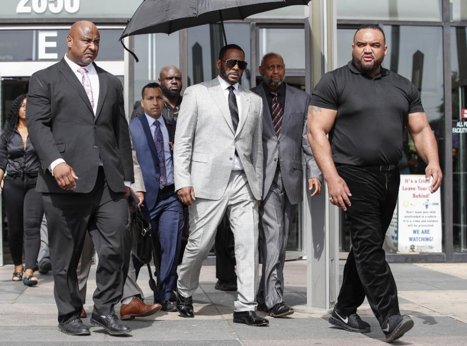 Foto tomada el 6 de junio de 2019, mientras el cantante R. Kelly sale de la Corte Criminal de Leighton, en Chicago, después de escuchar los cargos. (Foto: Kamil Krzaczynski | AFP)