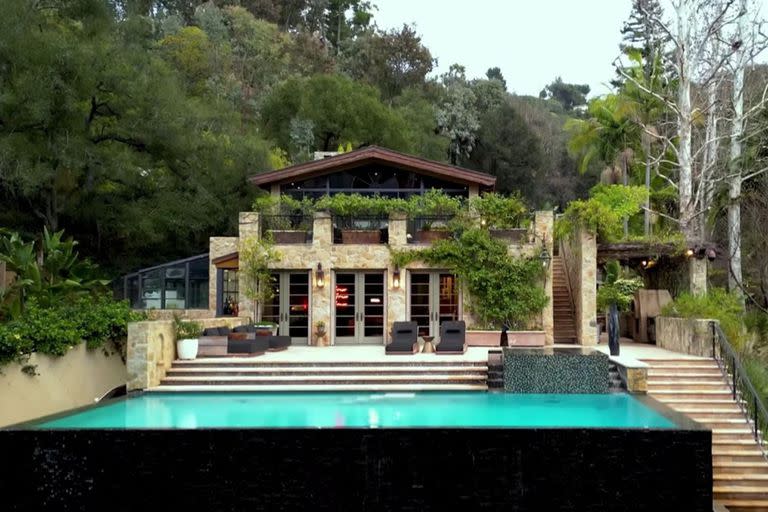 Vista exterior y de una de las piscinas de la casa de Jennifer Lopez en Bel-Air