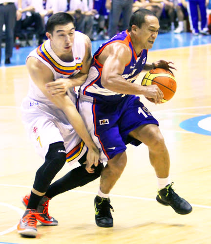 Meralco's Cliff Hodge and Air21's Wynee Arboleda. (Nuki Sabio/PBA Images)