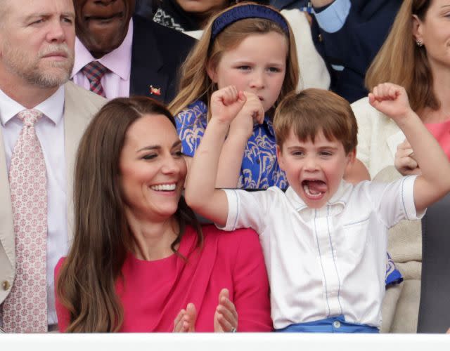 TOPSHOT – Britain’s Catherine, Duchess of Cambridge, (L) and her son Britain’s Prince Louis of Cambridge (R) react during the Platinum Pageant in London on June 5, 2022 as part of Queen Elizabeth II’s platinum jubilee celebrations. – The curtain comes down on four days of momentous nationwide celebrations to honour Queen Elizabeth II’s historic Platinum Jubilee with a day-long pageant lauding the 96-year-old monarch’s record seven decades on the throne. (Photo by Chris Jackson / POOL / AFP) (Photo by CHRIS JACKSON/POOL/AFP via Getty Images)