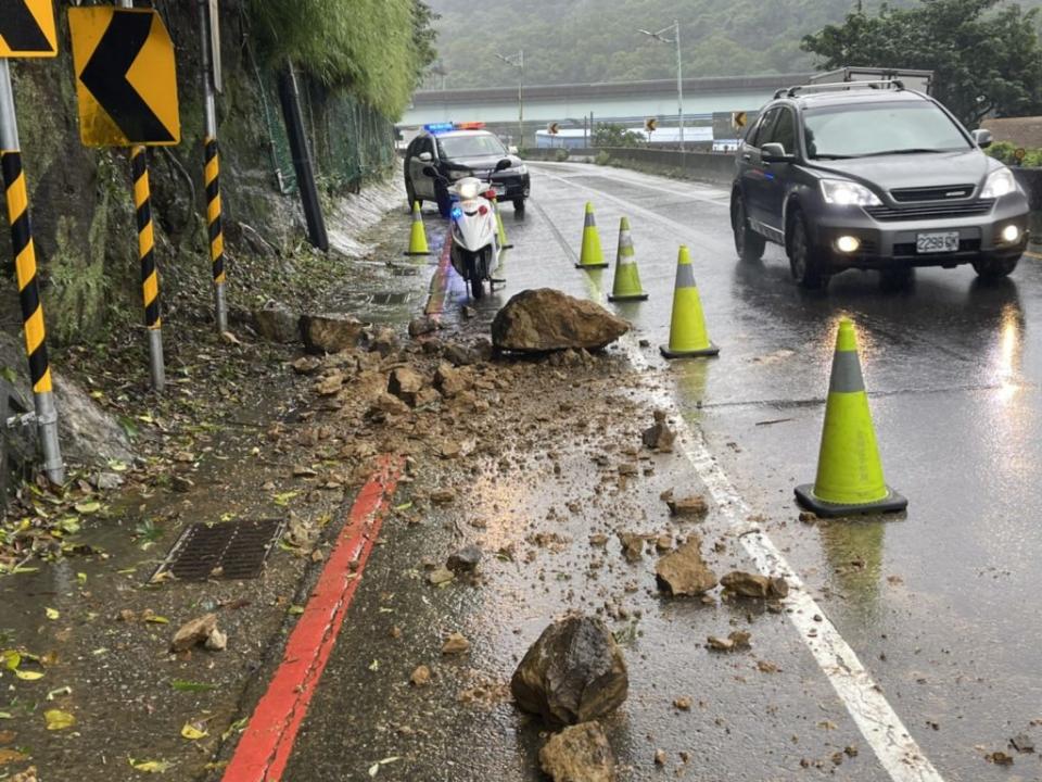 警方在發生落石路段拉起封鎖線，避免路過的人車被砸傷。（記者張上耕翻攝）