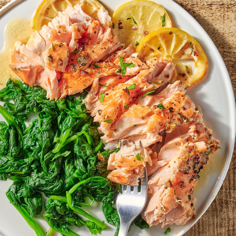 baked salmon with lemon slices and herbs