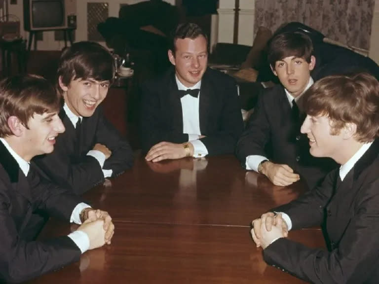 Brian Epstein decidió cambiar por completo la imagen del grupo y logró lanzarlos al estrellato