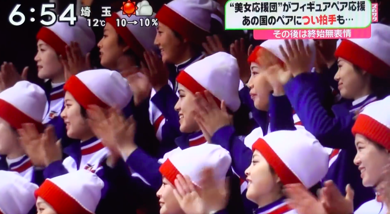 北韓選手登場時，正妹啦啦隊群起激昂鼓掌加油。（翻攝自ヨム ヨムYouTube）