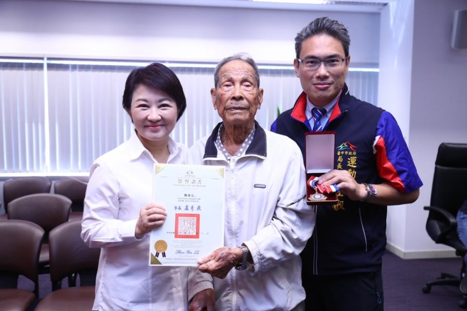《圖說》「台中棒球教父」魏來長（中）入選臺灣棒球名人堂殊榮。