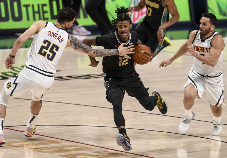 Ja Morant conduce entre Facundo Campazzo y Austin Rivers