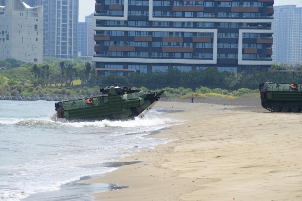 海軍陸戰隊首度在新北市淡水沙崙海灘進行3輛AAV7兩棲突擊車的試登陸，這是因應「紅色海灘」防範中共登陸作戰的反登陸作戰準備。郭宏章攝。