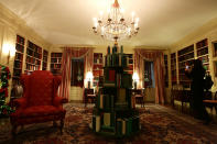 <p>The library at the White House during a press preview of the 2017 holiday decorations November 27, 2017 in Washington, D.C. (Photo: Alex Wong/Getty Images) </p>