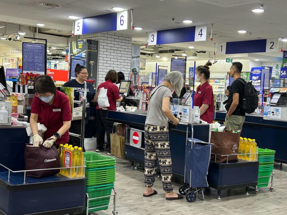 Shoppers embrace reusable bags as seen by the increased number of customers bringing their own, according to Khor's observation at the supermarket. (PHOTO: Yahoo Southeast Asia)