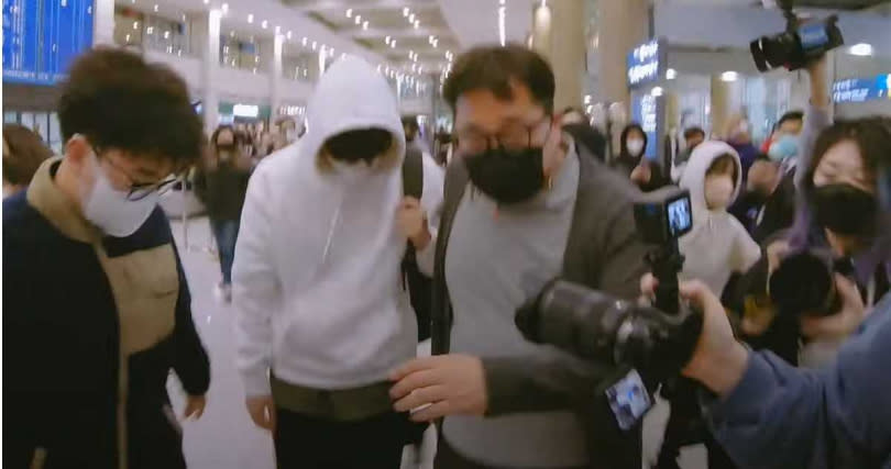 金宣虎一走到機場大廳就被大批媒體和粉絲包圍。（圖／翻攝自YouTube）