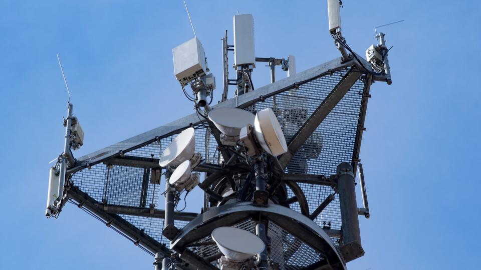 Mit 5G können auf dichtem Raum mit niedriger Sendeleistung tausende Anwender mit mobilem Breitband versorgt werden.