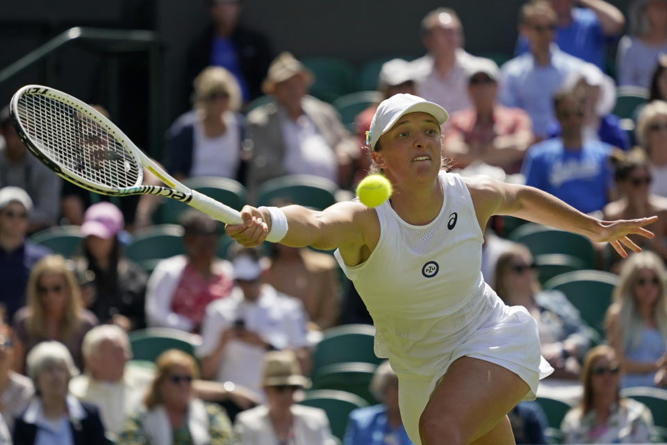 Iga Swiatek en acción ante Jana Fett en Wimbledon el 28 de junio del 2022. La polaca ganó en sets corridos y pasó a la segunda ronda. (AP Photo/Alberto Pezzali)