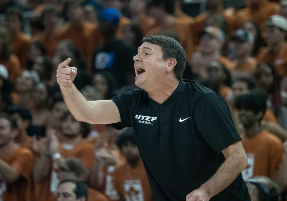 L'Entraîneur De L'Utep, Joe Golding, Fait Des Gestes Aux Joueurs Lors De La Première Mi-Temps D'Un Match De Basket-Ball Universitaire De La Ncaa Contre Le Texas, Le Lundi 7 Novembre 2022, À Austin, Au Texas.  Le Texas A Gagné 72-57.  (Ap Photo/Michael Thomas)