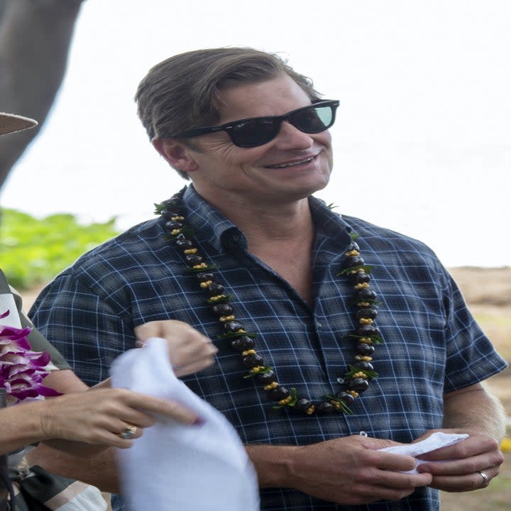 Steve Zahn wears a lei near the beach