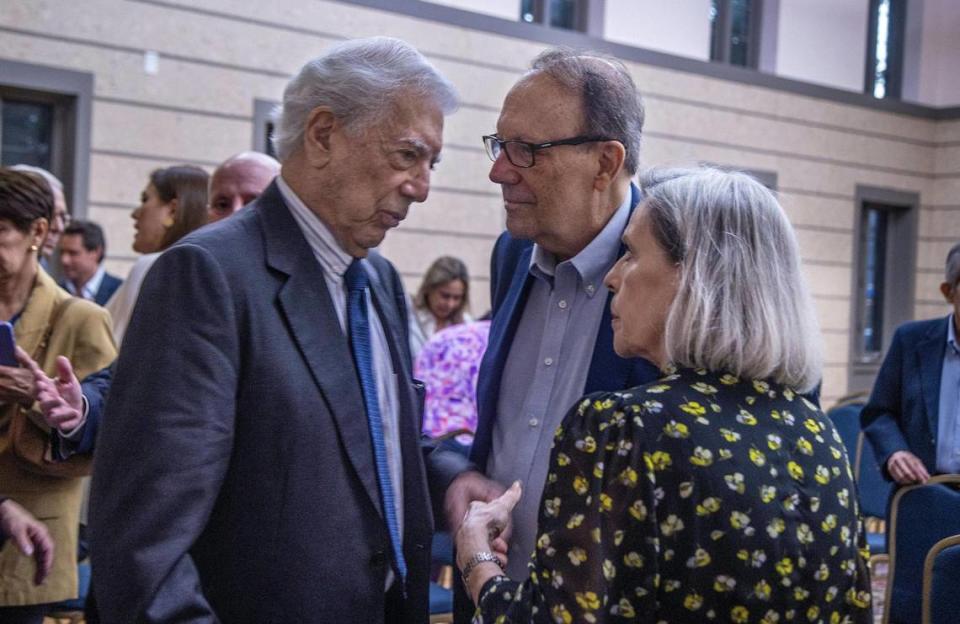 El escritor y Premio Nobel Mario Vargas Llosa con Carlos Alberto Montaner y su esposa Linda Montaner, durante el anuncio del lanzamiento de la Cátedra Vargas Llosa en asociación con la Universidad de Miami, en el Coral Gables Museum, en diciembre del 2021.