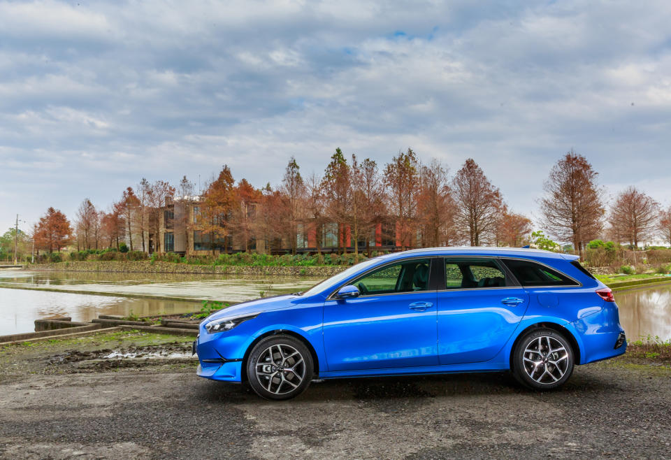 在旅行車最令人賞心悅目的車側造型上，Ceed Sportswagon MHEV以加高腰線一口氣連貫了車頭至車尾處，並在D柱做了一個漂亮的收斂，塑造出了如 Shooting Brake 獵跑的流線形象，完全沒有傳統旅行車的那種老態龍鍾。