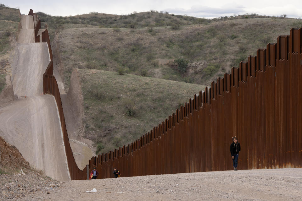 Helen Ramajo, de 11 años, quien cruzó la frontera con su familia, cerca de Sasabe, Arizona, el 27 de febrero de 2024. (Rebecca Noble/The New York Times) 