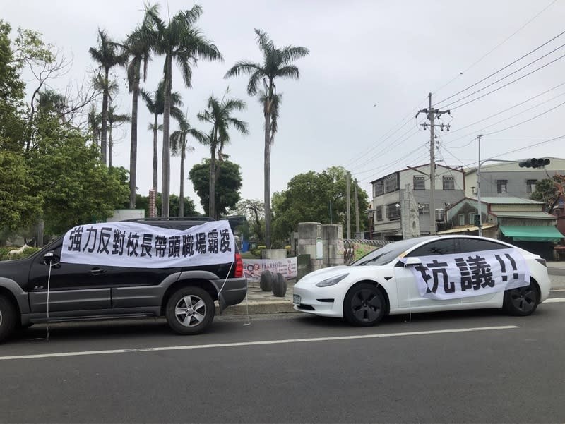 民眾抗議嘉義縣溪口鄉某國小校長不適任 有民眾日前在嘉義縣溪口鄉某國小掛白布條抗議，指 控該校校長不適任。 （民眾提供） 中央社記者蔡智明傳真  113年4月25日 