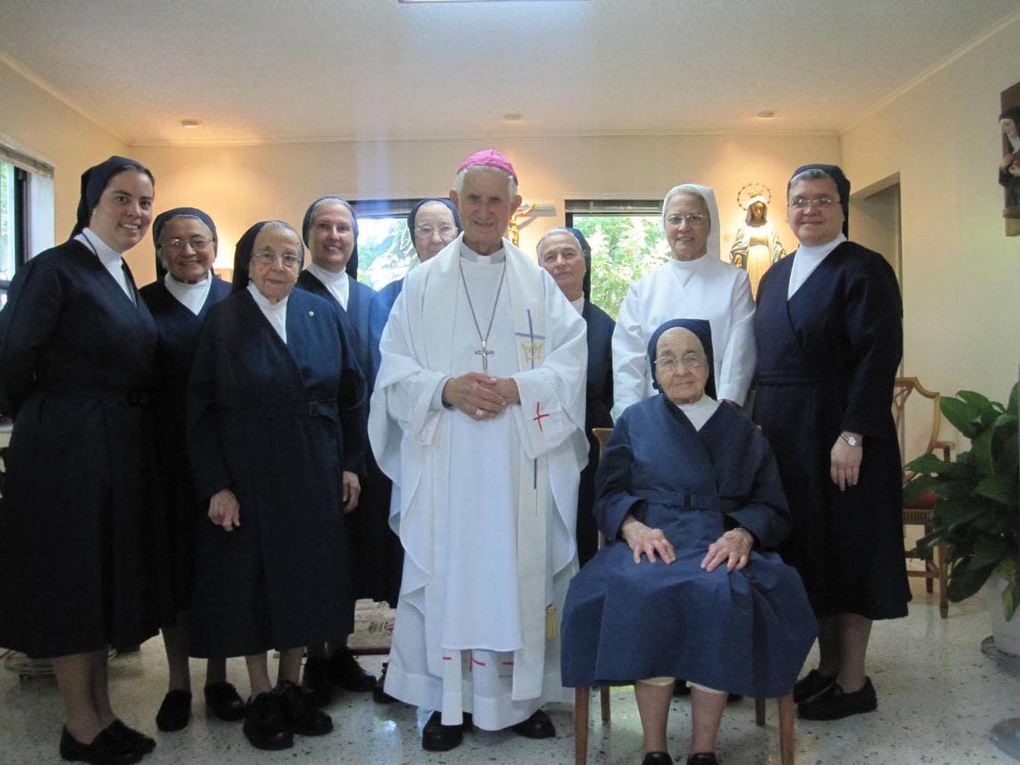 Monsignor Agustín Román, spiritual father of the Cubans in exile, with the Daughters of Charity in the chapel of the Casa San Vicente de Paúl. In a letter to Sister Hilda Alonso (third from left), dated 1977, Roman wrote: ‘I congratulate you Sister because your community keeps the spirit of the founder, always looking for the poorest among the poor.’