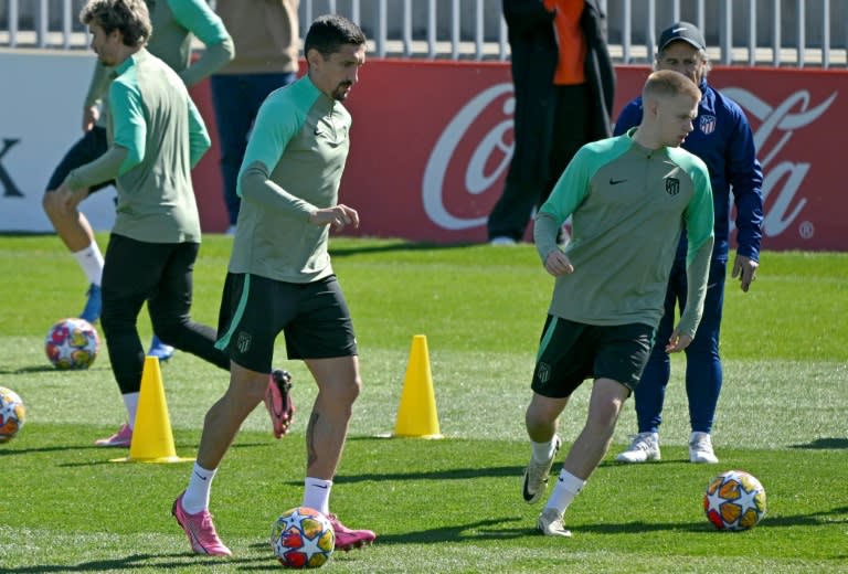 El central montenegrino Stefan Savic (izq.) entrena con el Atlético de Madrid el 12 de marzo de 2024 en Majadahonda (Javier Soriano)