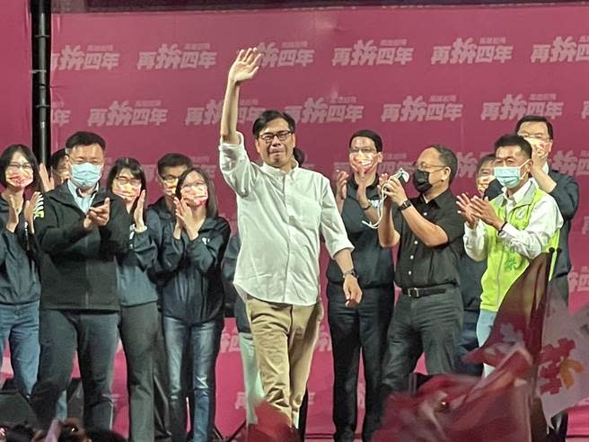 2022九合一大選告一段落，高雄市長陳其邁26日晚間回到競選總部宣布當選。（洪浩軒攝）