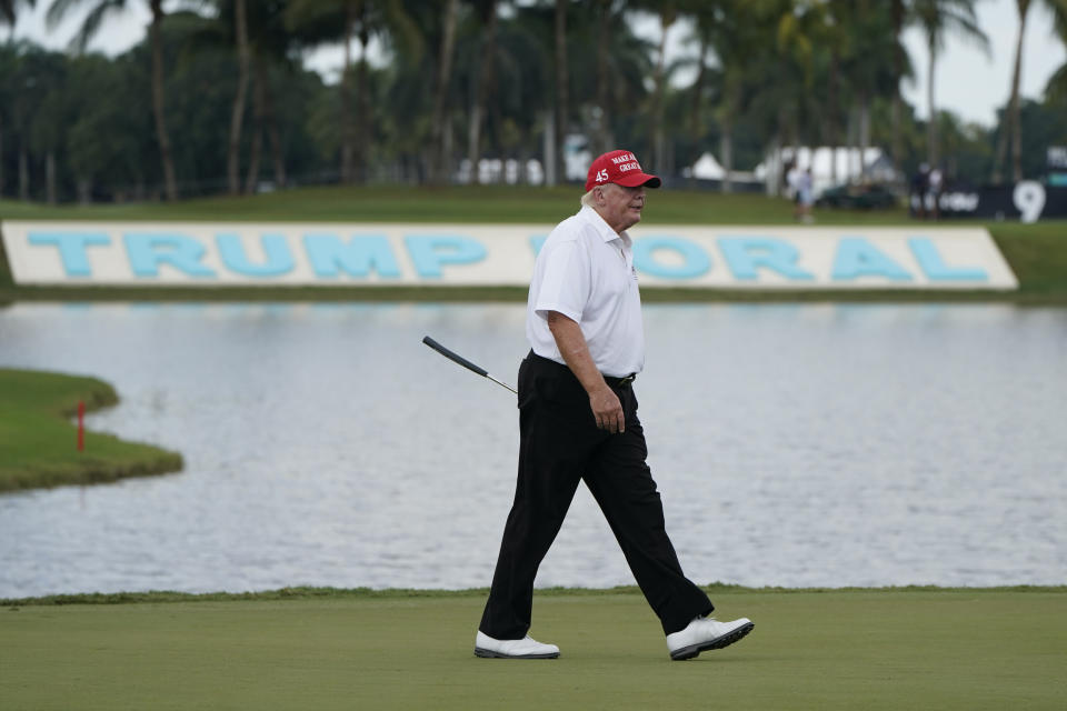 El expresidente Donald Trump será el anfitrión de la final de temporada de LIV Golf esta semana y cree que Arabia Saudita está haciendo un “trabajo fantástico” con la liga (Foto AP/Lynne Sladky)