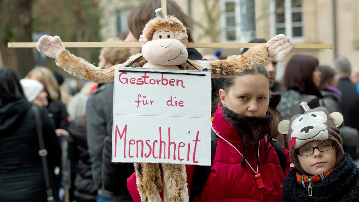 Eine Tierversuchsgegnerin protestiert in Tübingen gegen Affenversuche am Max-Planck-Institut. Foto: Michael Latz