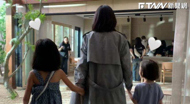 李寶英在個人IG上傳了牽著孩子們的手一起走在拍攝現場的背影照，看起來非常溫馨。（圖／李寶英 IG）
