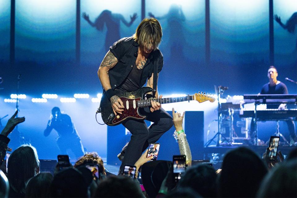 KEITH URBAN  ELECTRIFIES PACKED HOUSE AT GRAND OPENING OF  NEW LAS VEGAS RESIDENCY AT ZAPPOS THEATER  AT PLANET HOLLYWOOD RESORT & CASINO