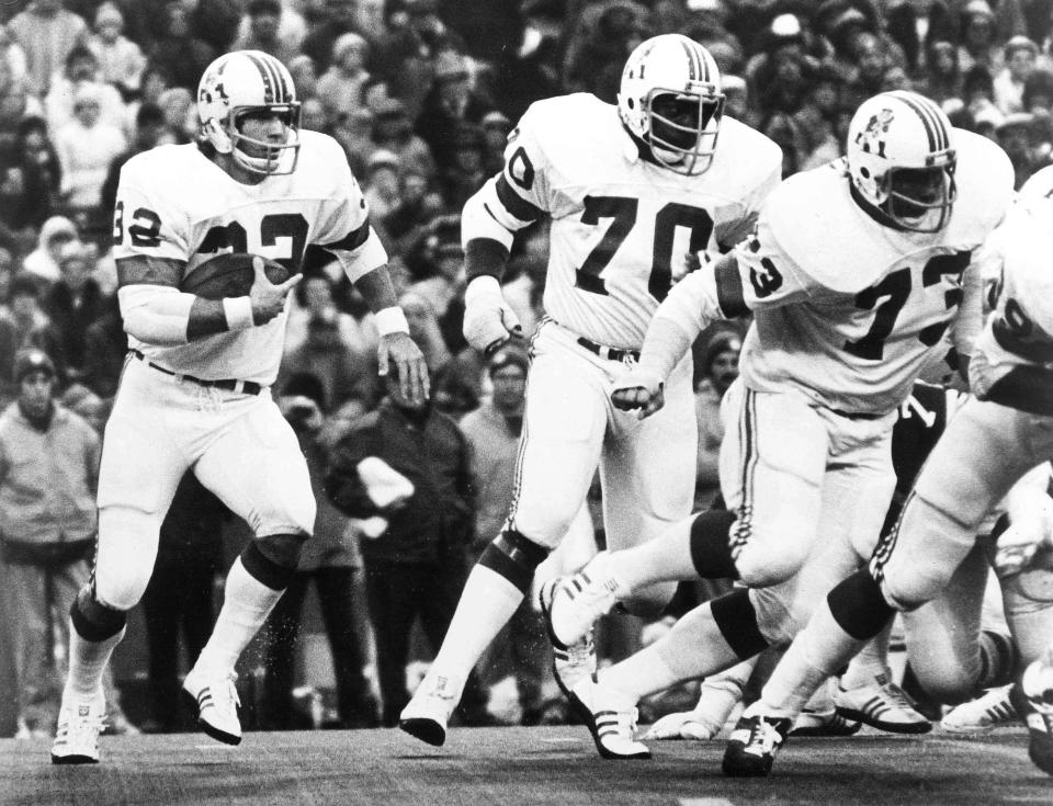 New England Patriots tackle Leon Gray pulls during a game.